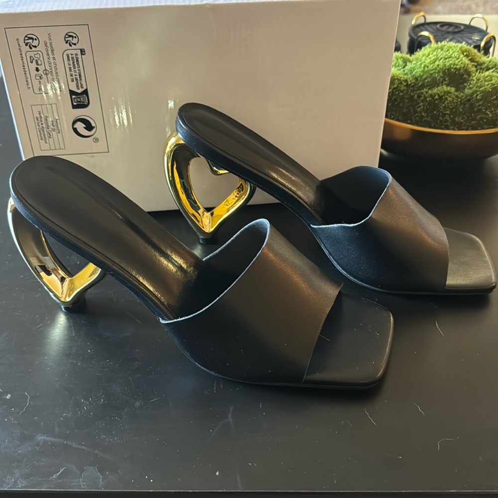 SOLD: Black heels